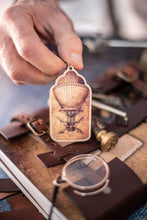 Cargar imagen en el visor de la galería, Llavero steampunk con globo aerostatico vintage