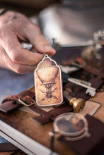 Cargar imagen en el visor de la galería, Llavero steampunk con globo aerostatico vintage