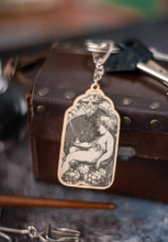 Cargar imagen en el visor de la galería, Llavero steampunk con Querubin renacentista
