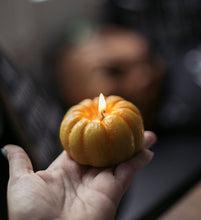 Laden Sie das Bild in den Galerie-Viewer, Halloween Kürbis Kerze für Rituale und Hexen