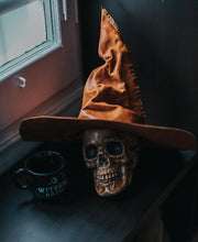 Laden Sie das Bild in den Galerie-Viewer, Hexen- oder Zaubererlederhut dunkle Akademie