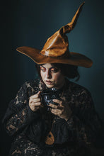 Laden Sie das Bild in den Galerie-Viewer, Hexen- oder Zaubererlederhut dunkle Akademie