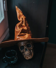 Laden Sie das Bild in den Galerie-Viewer, Hexen- oder Zaubererlederhut dunkle Akademie