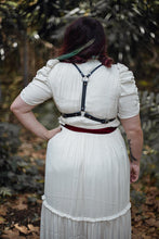 Laden Sie das Bild in den Galerie-Viewer, Burgunder Samt und Ledergeschirr Steampunk-Stil