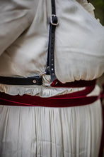 Laden Sie das Bild in den Galerie-Viewer, Burgunder Samt und Ledergeschirr Steampunk-Stil