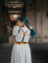 Laden Sie das Bild in den Galerie-Viewer, Geschirr aus gelbem Samt und Leder im Steampunk-Stil