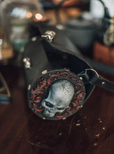 Load image into Gallery viewer, Bolso de cuero negro con relieve de calavera