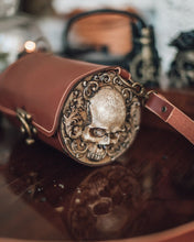 Load image into Gallery viewer, Bolso de cuero marrón con relieve de calavera
