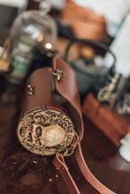 Load image into Gallery viewer, Bolso de cuero marrón con relieve de calavera
