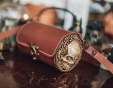 Load image into Gallery viewer, Bolso de cuero marrón con relieve de calavera
