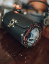 Load image into Gallery viewer, Bolso de cuero negro con relieve de calavera