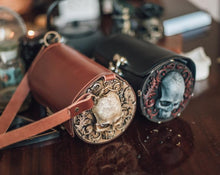 Load image into Gallery viewer, Bolso de cuero marrón con relieve de calavera