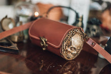 Load image into Gallery viewer, Bolso de cuero marrón con relieve de calavera