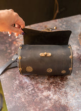 Load image into Gallery viewer, Bolso barril de cuero con grabados steampunk