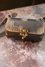 Load image into Gallery viewer, Bolso barril de cuero con grabados steampunk