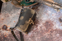 Load image into Gallery viewer, Bolso barril de cuero con grabados steampunk