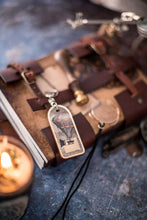 Cargar imagen en el visor de la galería, Llavero steampunk con globo aerostatico gris y naranja