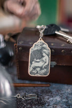 Cargar imagen en el visor de la galería, Llavero steampunk con Querubin renacentista