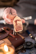 Cargar imagen en el visor de la galería, Llavero steampunk con maquina de vapor