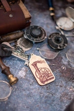 Cargar imagen en el visor de la galería, Llavero steampunk con maquina de vapor