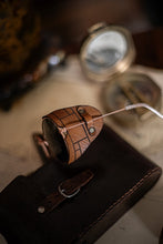 Load image into Gallery viewer, Gafas de sol steampunk con cuero grabado