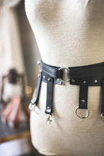 Load image into Gallery viewer, Cinturon Negro de cuero con tiras y aros Circus