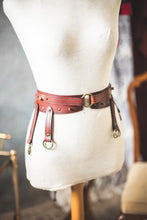 Load image into Gallery viewer, Cinturon Marron de cuero con tiras y aros Circus