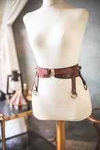 Load image into Gallery viewer, Cinturon Marron de cuero con tiras y aros Circus