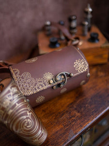 Bolso barril de cuero con grabados steampunk