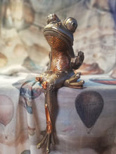Load image into Gallery viewer, Figura rana sentada steampunk