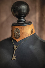 Load image into Gallery viewer, Gargantilla de cuero con cerradura y llave