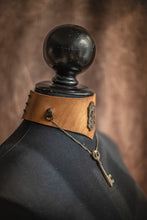 Load image into Gallery viewer, Gargantilla de cuero con cerradura y llave