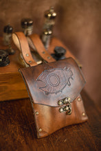 Cargar imagen en el visor de la galería, Bolsito de cinturón de cuero steampunk