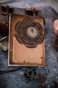 Libreta Steampunk con reloj y carteles