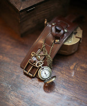 Cargar imagen en el visor de la galería, Brazal Reloj de bolsillo Steampunk en Cuero