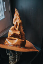 Cargar imagen en el visor de la galería, Sombrero de bruja o mago de cuero dark academia