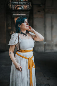 Geschirr aus gelbem Samt und Leder im Steampunk-Stil