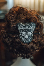 Cargar imagen en el visor de la galería, Pasador de pelo de cuero vegano con forma de calavera con corona
