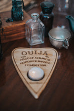 Load image into Gallery viewer, Portavelas planchette de ouija