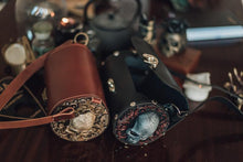 Load image into Gallery viewer, Bolso de cuero negro con relieve de calavera