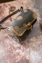 Load image into Gallery viewer, Bolso barril de cuero con grabados steampunk