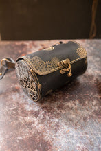 Laden Sie das Bild in den Galerie-Viewer, Bolso barril de cuero con grabados steampunk