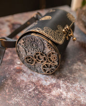 Load image into Gallery viewer, Bolso barril de cuero con grabados steampunk