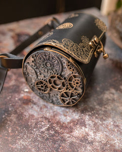 Bolso barril de cuero con grabados steampunk