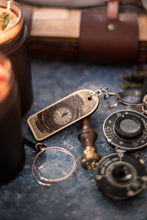 Load image into Gallery viewer, Llavero steampunk con reloj y engranajes